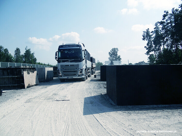 Transport szamb betonowych  w Nowej Sarzynie